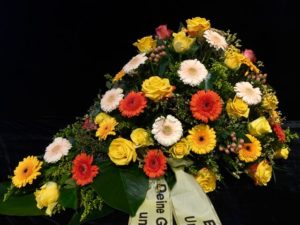 gelb oranges Grabgesteck für den Friedhof Friedberg